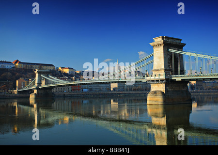 Die Kettenbrücke und die königliche Palast von Buda in Budapest, Ungarn Stockfoto