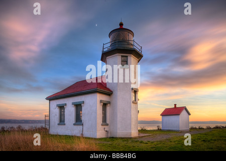 Vashon Island WA Punkt Robinson Leuchtturm am Puget Sound mit Sonnenuntergang farbigen Himmel Stockfoto