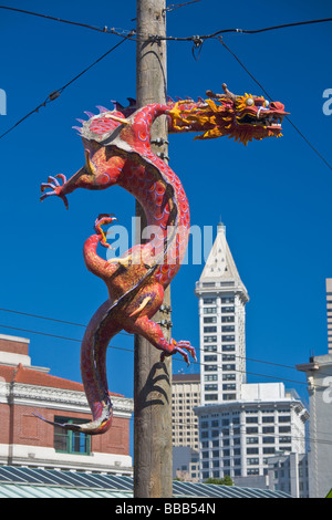 Seattle WA Pole Drachen bewacht die International District mit der Smith Tower im Hintergrund Stockfoto