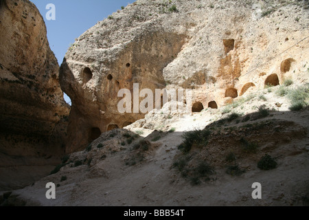 Felsen mit Höhlen in den Felsen als alte Häuser am Maalula Syrien gehauen Stockfoto