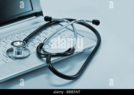 Computer und Stethoskop Stockfoto