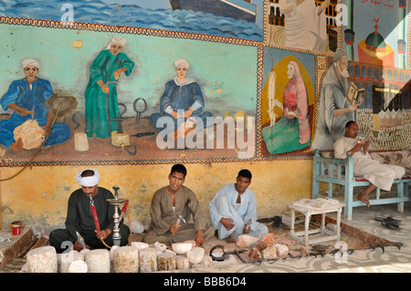 Senmut Alabaster Factory Hajj Haus in Gurna Luxor traditionelle Volkskunst Wandmalereien, arabische Kalligraphie und religiöse Symbole pilgern nach Mekka. Stockfoto