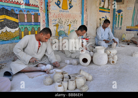 Senmut Alabaster Factory Hajj Haus in Gurna Luxor traditionelle Volkskunst Wandmalereien, arabische Kalligraphie und religiöse Symbole pilgern nach Mekka. Stockfoto
