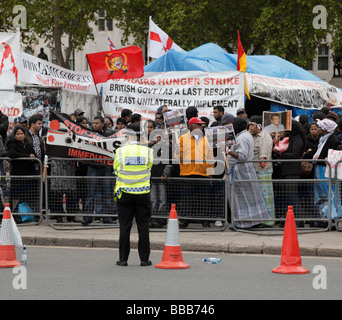 Überwachung der tamilischen Demonstranten zeigen, über die Kämpfe in Sri Lanka. Außerhalb des Parlaments, London, England, UK. Stockfoto