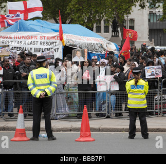 Überwachung der tamilischen Demonstranten zeigen, über die Kämpfe in Sri Lanka. Außerhalb des Parlaments, London, England, UK. Stockfoto