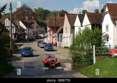 Oldtimer, angetrieben durch eine Furt, Kersey, Suffolk, UK. Stockfoto