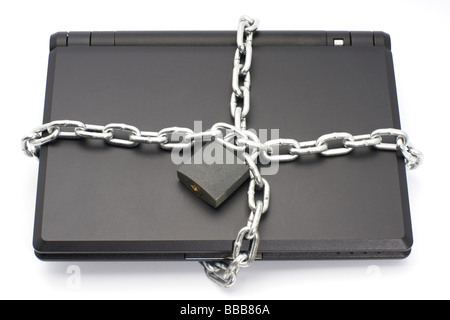 Geschlossene Laptop mit Metall-Kette umwickelt und mit Schuss über weißen Vorhängeschloss verriegelt Stockfoto
