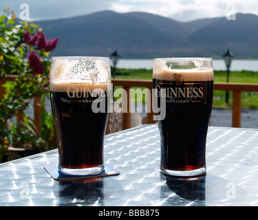 Das schwarze Zeug in County Kerry Irland zwei pints Stockfoto