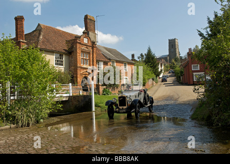 Oldtimer, angetrieben durch eine Furt, Kersey, Suffolk, UK. Stockfoto