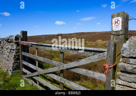 Hölzerne fünf bar Tor Torf Hügel, fiel Fellhouse ländlichen Northumberland Stockfoto