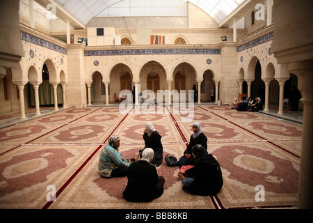 Frauen reden im Rathaushof Sayyida Ruqayya Moschee Stockfoto