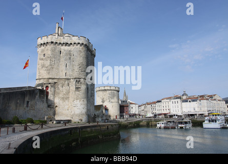 Charente-Maritime Frankreich Hafen Tour St. Nicholas und La Chaine Türme bewachen Eingang nach La Rochelle Mai 2009 Stockfoto