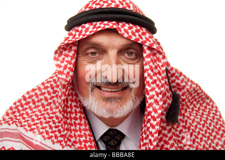 Mann trägt traditionelle arabische Kopfbedeckung lächelnd Stockfoto