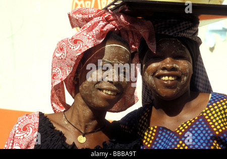 Frauen in der Kolonialstadt mit Nciro einfügen Pemba Mosambik Stockfoto