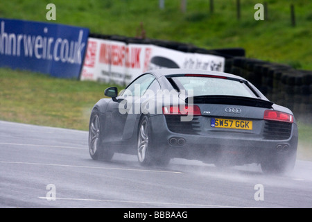 Audi R8 Supersportwagen auf nasser Strecke Stockfoto