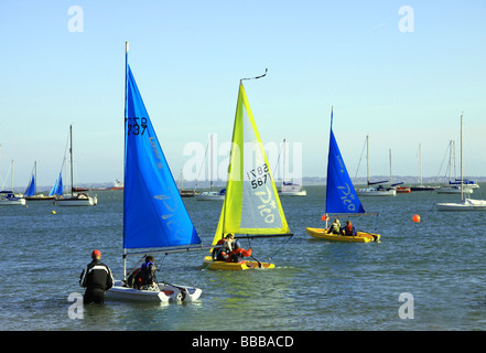 Eine Familie Segeltag mit drei kleinen Booten in den Vordergrund und viele Boote im Hintergrund, ein idealer Tag für den Unterricht. Stockfoto