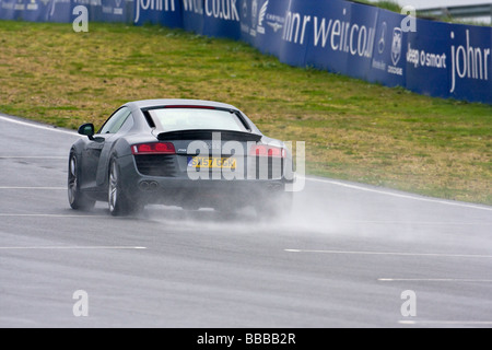 Audi R8 Supersportwagen auf nasser Strecke Stockfoto