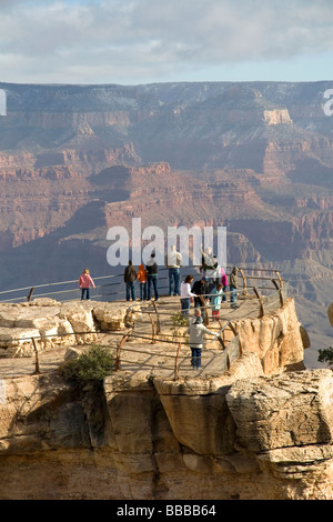 Touristen sehen das South Rim des Grand Canyon Arizona USA Stockfoto