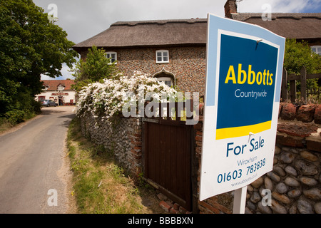 UK England Norfolk Happisburgh Reetdachhaus zum Verkauf Stockfoto