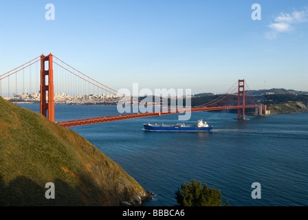 Kalifornien Containerschiff vorbei unter der Golden Gate Bridge Blick auf Golden Gate Bridge und Stadt von Marin Headlands Stockfoto