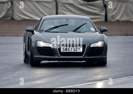 Audi R8 Supersportwagen auf nasser Strecke Stockfoto