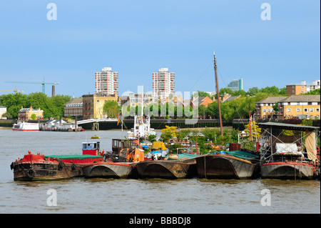 LONDON, Großbritannien - 23. MAI 2009: Blick auf Downings Roads, die an der Themse anlegen und eine kleine Gemeinde von Hausbootbewohnern beherbergen Stockfoto