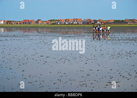 Gruppe von Schulkindern auf Tour der Wadden Meer Wattenmeer bei Ebbe, Insel Juist, Deutschland Stockfoto