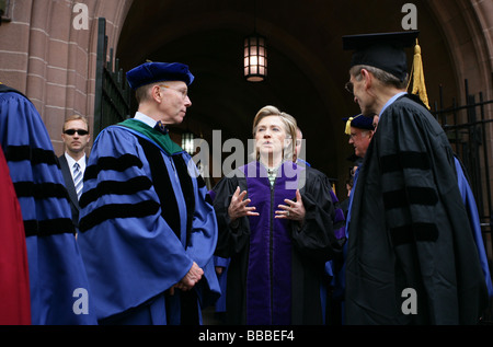 US-Außenministerin Hillary Rodham Clinton spricht mit Yale Fakultätsmitglieder vor Erhalt der Ehrendoktorwürde von der Yale University Stockfoto