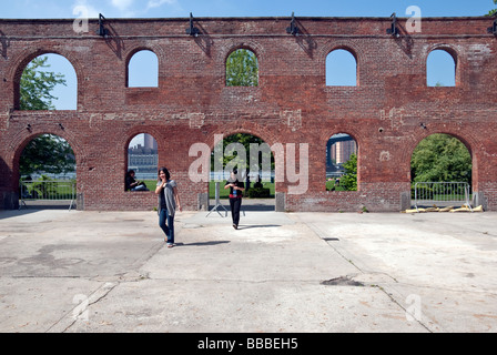 freistehende Ziegel Shell eines alten Lagers Tabak umschließt einen Ausstellungsraum für Kunst im Bereich DUMBO Brooklyn New York Stockfoto