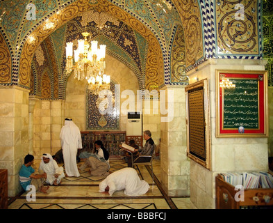 Männer beten in der Moschee Sayyida Ruqayya Stockfoto