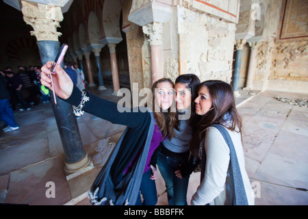 Spanisch-Mädchen in der Halle Abd al Rahman III bei der maurischen Ruinen von Medina Azahara in der Nähe von Cordoba Spanien Stockfoto