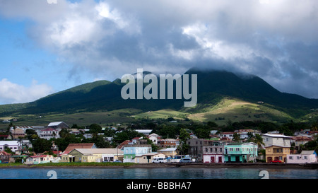 South East Range Berge überragen Hafenviertel der Hauptstadt Basseterre, St. Kitts Stockfoto