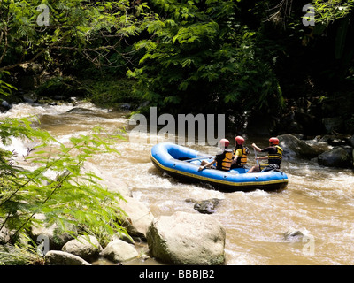 Sparren im Schlauchboot auf rapid River; Stockfoto