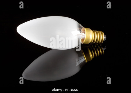 Glühbirne auf schwarzem Hintergrund isoliert Stockfoto