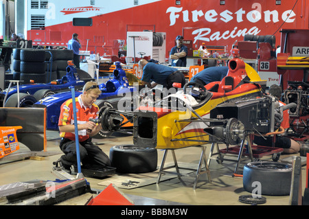 Mechaniker bei der Arbeit auf bunten Indy-Rennwagen Stockfoto