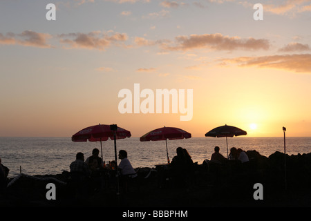 Sonnenuntergang am Meer, Restaurant-Terrasse in La Bombilla, La Palma, Kanarische Inseln, Spanien Stockfoto