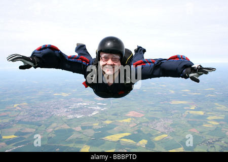 Nahaufnahme der Fallschirmspringer im freien Fall Stockfoto