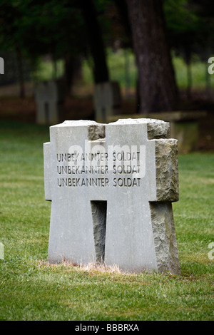 Die Gräber der deutschen zweiten Weltkrieg Soldaten in Huertgenwald Friedhof mit der Aufschrift "Unbekannten Soldaten" Stockfoto