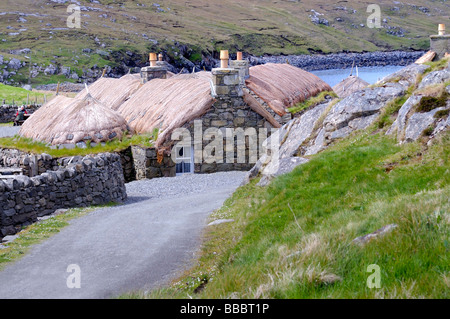 Traditionell reetgedeckten Blackhouse/s auf der Isle of Lewis im Gearrannan Dorf, Carloway, Western Isles, Schottland Stockfoto