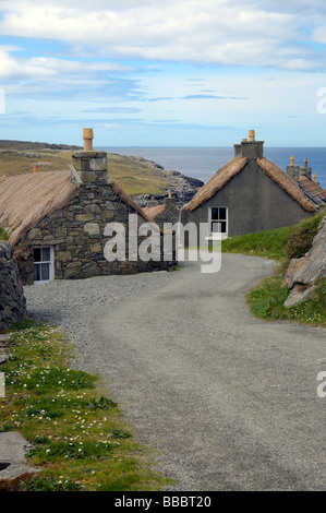 Traditionell reetgedeckten Blackhouse/s auf der Isle of Lewis im Gearrannan Dorf, Carloway, Western Isles, Schottland Stockfoto