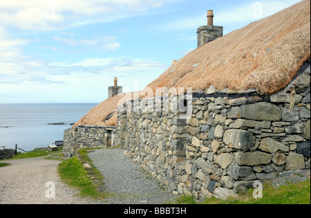 Traditionell reetgedeckten Blackhouse/s auf der Isle of Lewis im Gearrannan Dorf, Carloway, Western Isles, Schottland Stockfoto