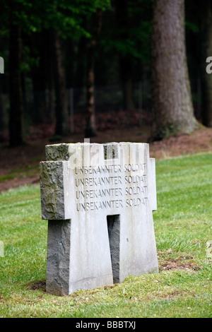 Die Gräber der deutschen zweiten Weltkrieg Soldaten in Huertgenwald Friedhof mit der Aufschrift "Unbekannten Soldaten" Stockfoto