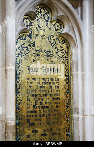 Jane Austen Grab Denkmal in der Nähe von ihrem Grab in der Kathedrale von Winchester. Stockfoto