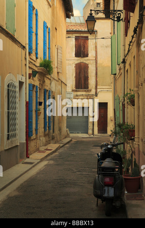 Vespa in Seitenstraße in Arles in der Provence Provinz von Frankreich Stockfoto