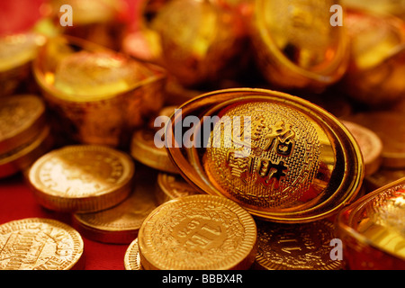 Stillleben mit Goldmünzen und Goldbarren Stockfoto