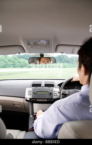 Mann im Auto fahren Stockfoto