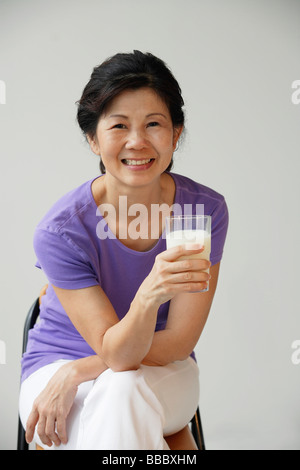 Frau halten Glas Milch Stockfoto