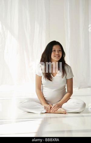 Schwangere Frau beim yoga Stockfoto