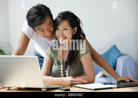 Junges Paar arbeiten am computer Stockfoto