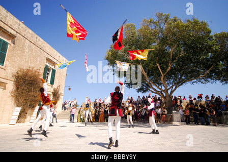 Malta. Fahnenschwinger in Mdina durchführen. 2009. Stockfoto